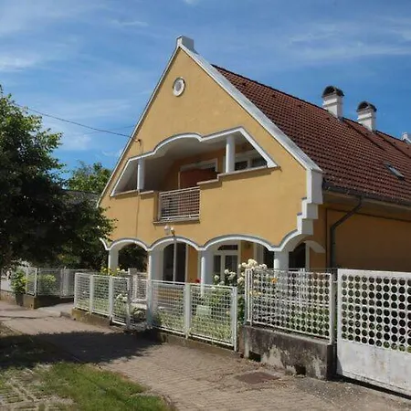 Daire Yellow Rose Balatongyörök